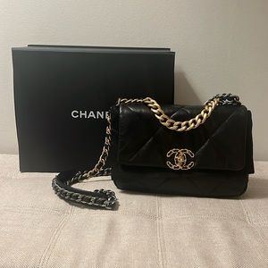 Chanel 19 black goatskin medium